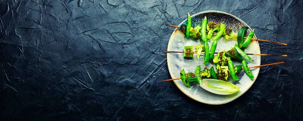 Kebab vegetal con brócoli, guisantes verdes y okra.Hortalizas asadas en un pincho. - Foto, imagen