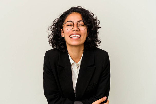 Молодая латинская бизнес-женщина изолирована на белом фоне смеясь и веселясь. - Фото, изображение