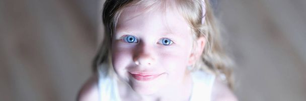 Πορτρέτο του μικρού χαριτωμένο κορίτσι με ροζ χείλος - Φωτογραφία, εικόνα