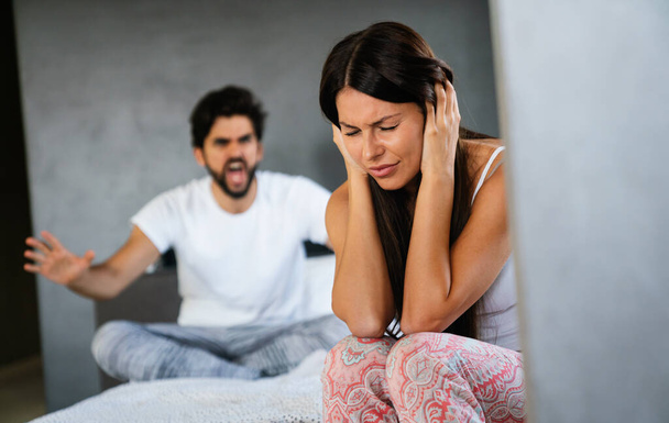 Frusztrált pár vitatkozik és házassági gondjai vannak. A családon belüli erőszak fogalma - Fotó, kép