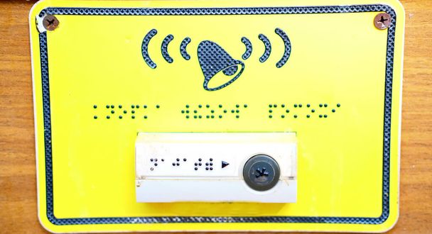 Chiamata per ciechi con braille su una targa gialla - Foto, immagini
