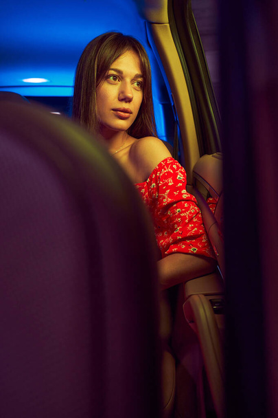 Sério mulher olhando para fora janela do carro aberto - Foto, Imagem