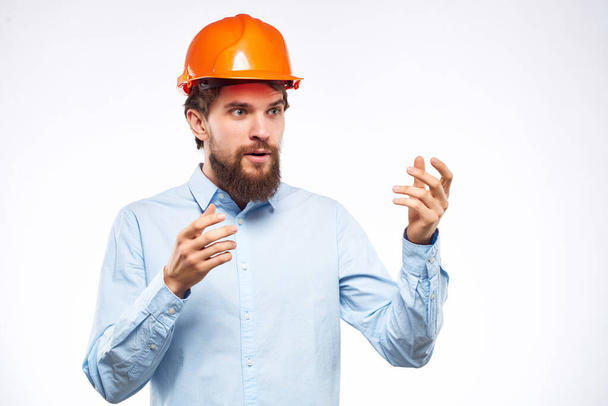 бородатый человек работа в строительной промышленности защитная форма - Фото, изображение