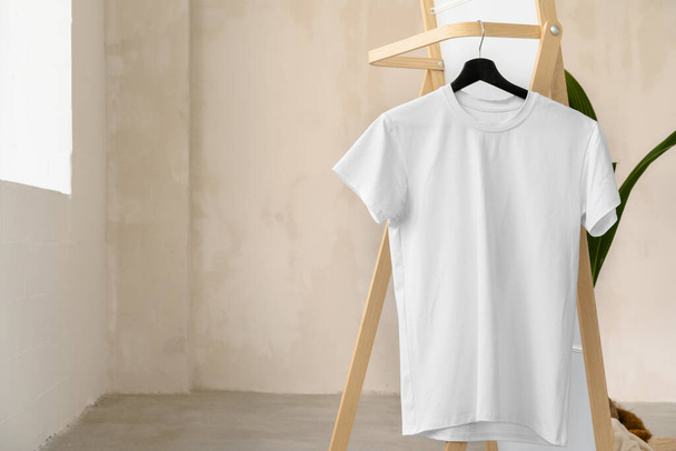 Camiseta de algodón blanco liso en percha para su diseño - Foto, imagen