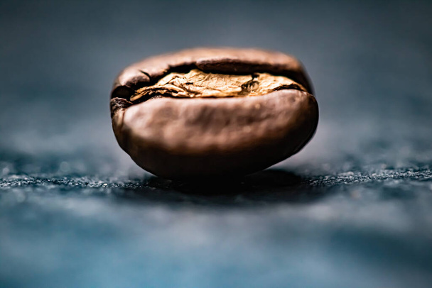 Makro kávová zrna, pražená charakteristická směs s bohatou chutí, nejlepší ranní nápoj a luxusní směs - Fotografie, Obrázek