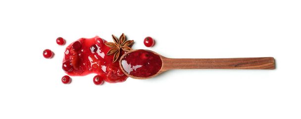Κουτάλι με σάλτσα cranberry που απομονώνεται σε λευκό φόντο - Φωτογραφία, εικόνα