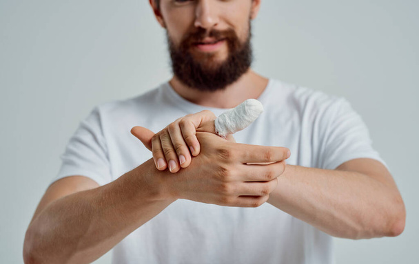 хворий чоловік травма руки лікування проблеми зі здоров'ям світлий фон
 - Фото, зображення