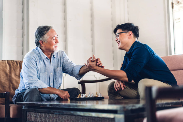 Porträt der glücklichen Liebe asiatische Familie Senior reifer Vater und junger erwachsener Sohn spielen und suchen zusammen in Momenten gute Zeit zu Hause - Foto, Bild