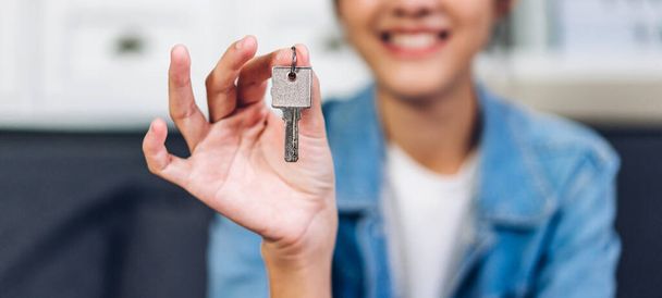 Jovem animado feliz asiático mulher segurando nova casa chave em suas mãos e comprar uma nova casa e estão moving.business e conceito imobiliário - Foto, Imagem
