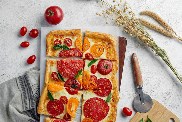 Pyszne domowe pizzy kwadratowej z warzywami na białym - Zdjęcie, obraz
