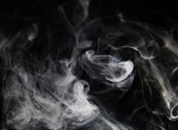 Nubes de humo blanco sobre fondo negro
 - Foto, imagen