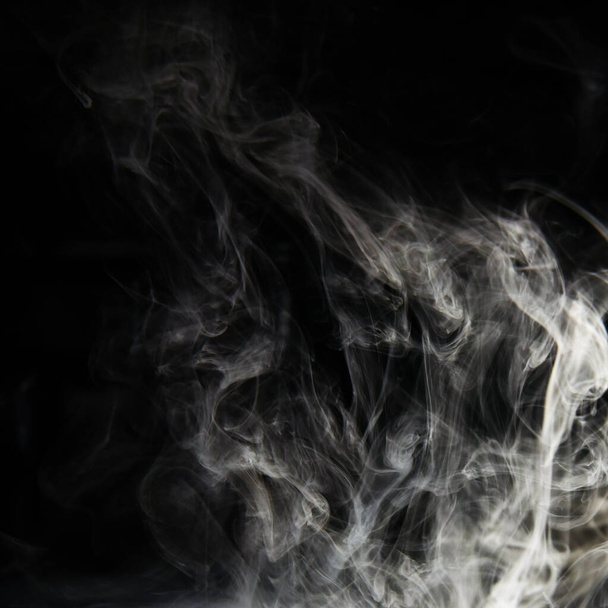 σύννεφα λευκού καπνού σε μαύρο φόντο - Φωτογραφία, εικόνα