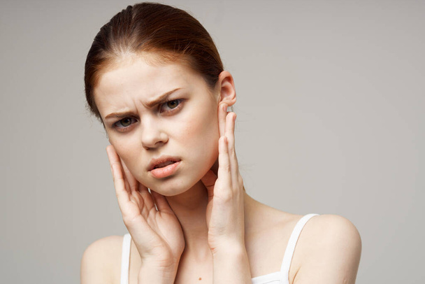 ασθένεια γυναίκα πόνος στο αυτί ωτίτιδα μέση προβλήματα υγείας λοίμωξη στούντιο θεραπεία - Φωτογραφία, εικόνα