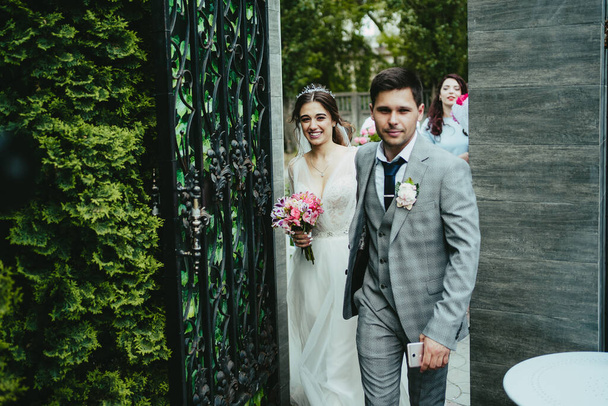 The bride and groom enter the garden - Foto, Imagem