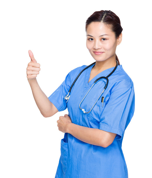 Mujer doctora con pulgar hacia arriba
 - Foto, imagen