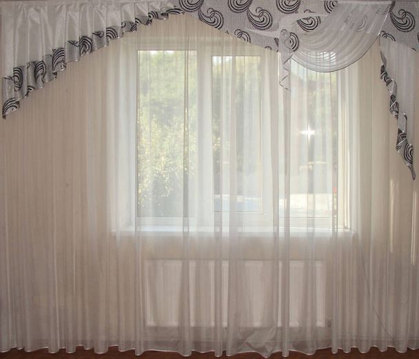 cortinas, lambrequín y tul                     - Foto, imagen