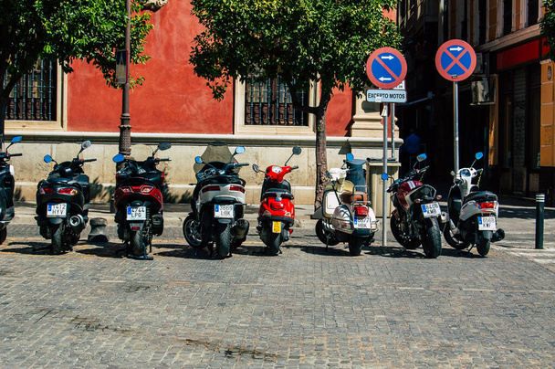 セビリアスペイン2021年9月18日スペイン南部の象徴的な都市とアンダルシア地方の首都セビリアの通りに停められたオートバイ - 写真・画像