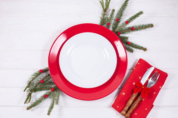クリスマステーブル白い背景にモミの枝と赤の装飾と設定 - 写真・画像