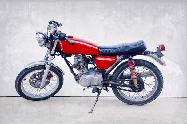 στυλ vintage χρώμα του παλιά μοτοσικλέτα κλασικό στέκεται κατά w - Φωτογραφία, εικόνα
