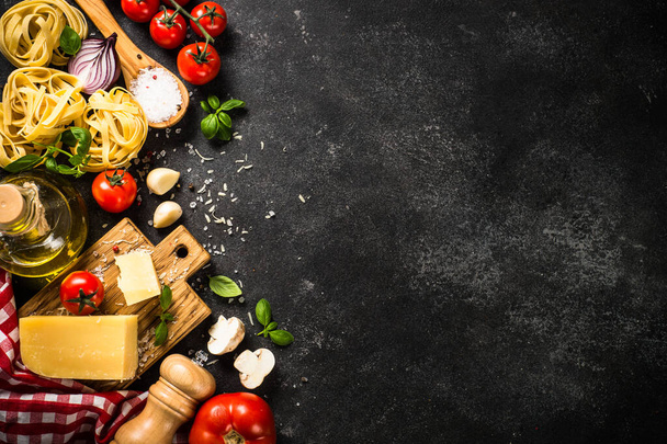 Italienisches Essen Hintergrund am weißen Küchentisch. - Foto, Bild