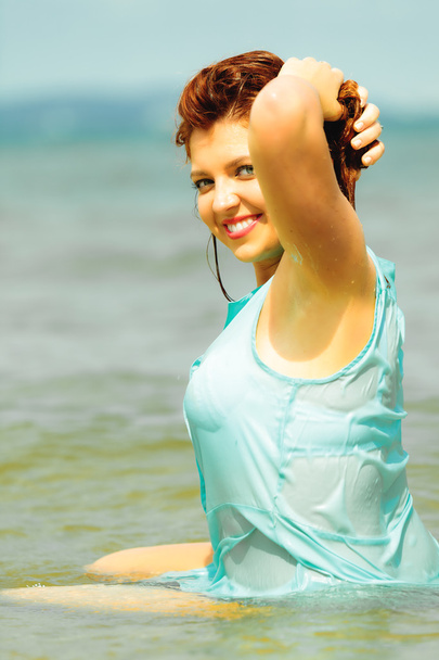 Chica en tela húmeda en la costa
 - Foto, Imagen