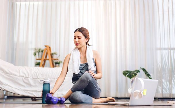 Portré sport ázsiai szépség test karcsú nő sportruházat ül pihenni és gyakorló jóga és nem fitness gyakorlat laptop számítógép hálószobában.Diéta koncepció.Fitness és az egészséges életmód - Fotó, kép