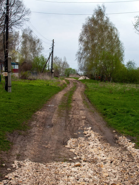 una strada di macerie di pietra che attraversa il paese, in primavera - Foto, immagini