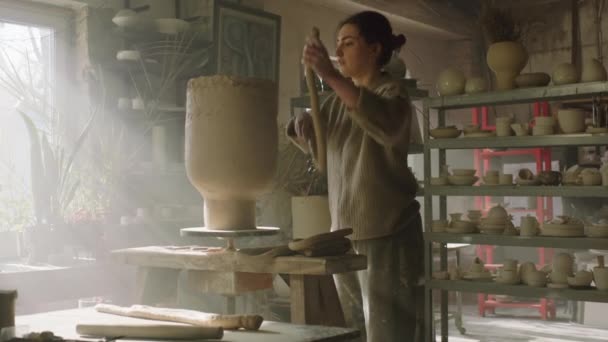Donna sta modellando le pareti del vaso di argilla cruda - Filmati, video