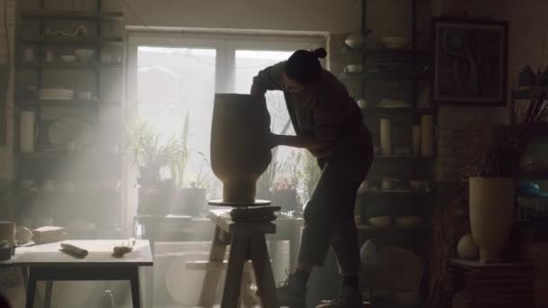 Mulher está esculpindo navio de barro cru - Filmagem, Vídeo