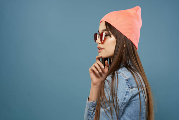 かなり女性でデニムジャケットピンクの帽子の眼鏡ファッション現代的なスタイル - 写真・画像