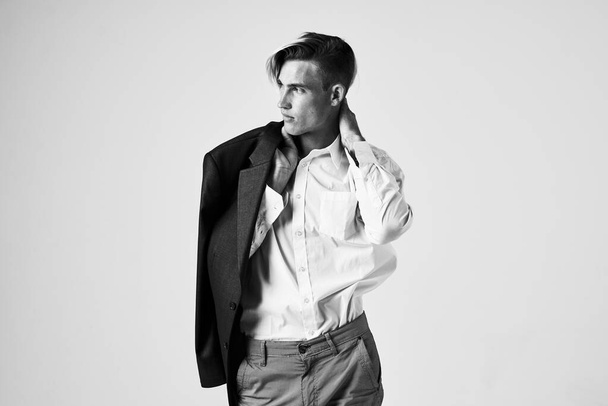 красивый мужчина пиджак моды современный стиль изолированный фон - Фото, изображение