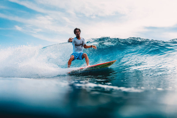 11 de abril de 2019. Bali, Indonésia. Surfista indonésio Alik Rudiarta treina truque na prancha de surf na onda do oceano.  - Foto, Imagem