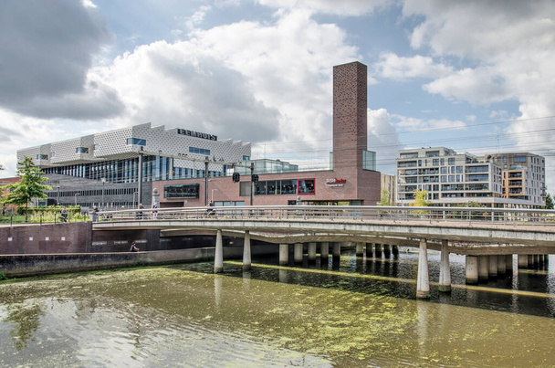 Amersfoort, Ολλανδία, 16 Σεπτεμβρίου 2021: θέα στον ποταμό Eem προς τις νέες εξελίξεις βόρεια του κέντρου της πόλης - Φωτογραφία, εικόνα