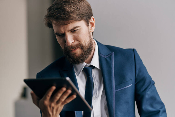 бизнесмен в костюме с планшетом в руках технологического менеджера - Фото, изображение