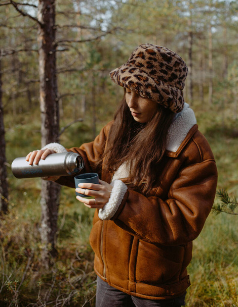 zbieracz lasów jesienią z termosem - Zdjęcie, obraz