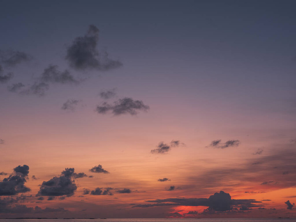 Mavi, beyaz ve turuncu bulutlu Panorama akşam gökyüzü - Fotoğraf, Görsel