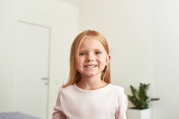 Headshot portrait of smiling little girl child - Foto, Imagen