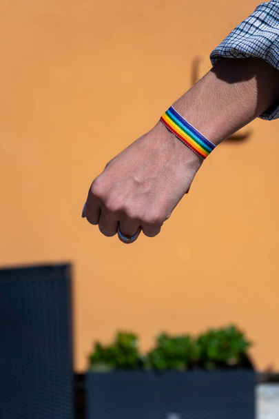 Detail der Hand eines Mädchens, das ein LGTBI-Armband trägt. - Foto, Bild