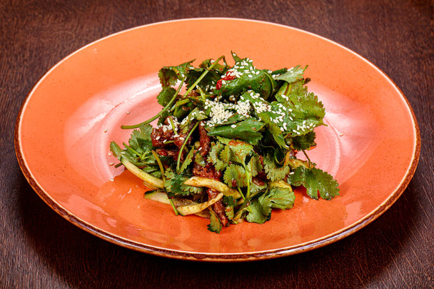 Würziger Salat mit Rindfleisch und Gurken - Foto, Bild