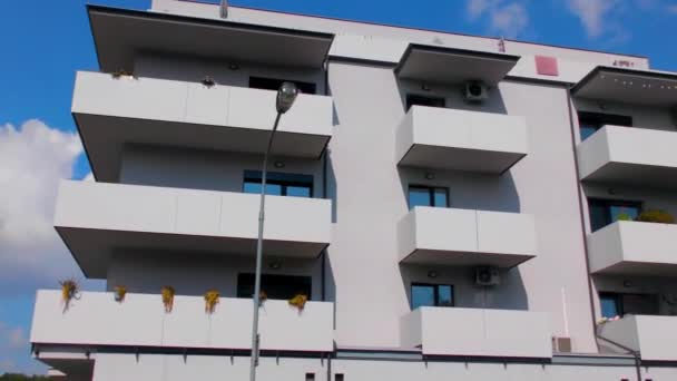 Bouw van het appartementencomplex, kleine residentiële woning - Video