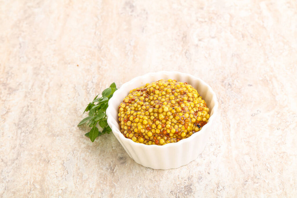 Salsa picante de mostaza de grano en el bowl - Foto, imagen