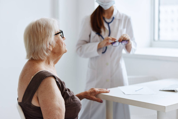 高齢女性患者は医務室と連絡を取り - 写真・画像