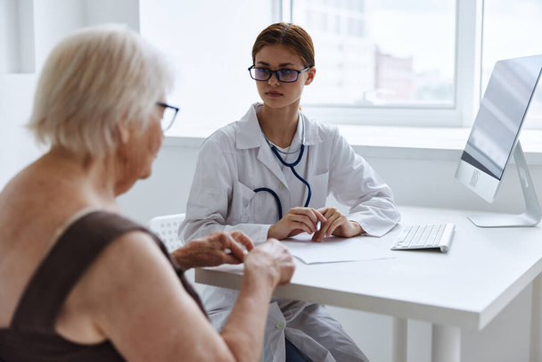 elderly woman with glasses diagnostics health complaint - Foto, Imagem