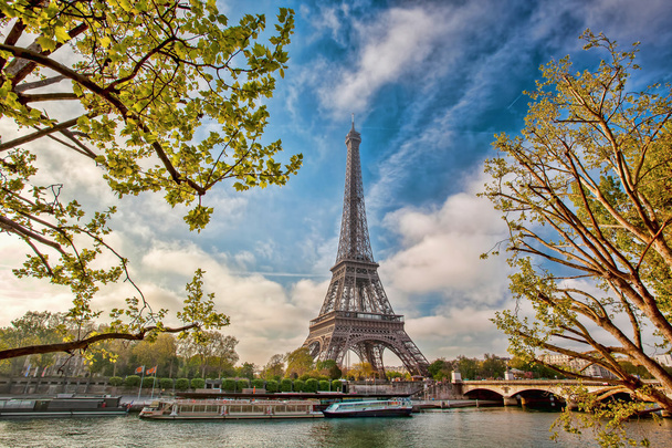 Πύργος του Άιφελ κατά τους ανοιξιάτικους μήνες στο Παρίσι, Γαλλία - Φωτογραφία, εικόνα