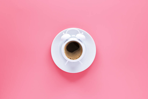 ένα φλιτζάνι καφέ για τόνωση της ενέργειας, ποτό και ποτό, ξυπνητήρι έννοια - Φωτογραφία, εικόνα