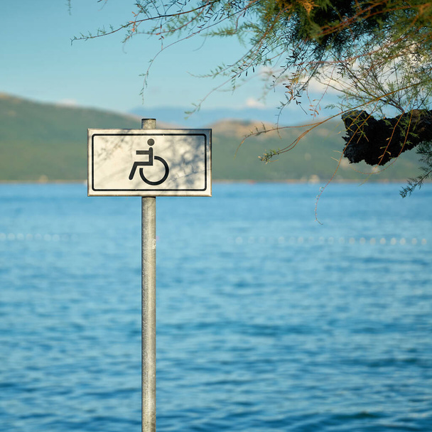 Iscriviti per una spiaggia accessibile ai disabili sulla costa altrimenti rocciosa del mare Adriatico vicino a Krk in Croazia                                - Foto, immagini