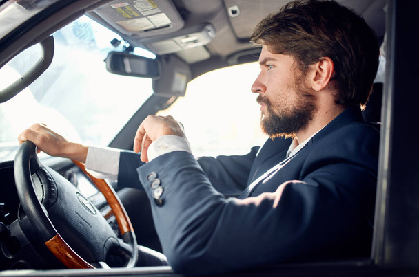 man met baard het besturen van een auto reis luxe lifestyle service - Foto, afbeelding