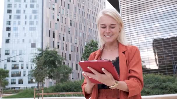 νεαρή επιχειρηματίας που χρησιμοποιεί tablet στην οικονομική επιχειρηματική περιοχή - επιχειρηματική έννοια χειρός κλιπ - Πλάνα, βίντεο
