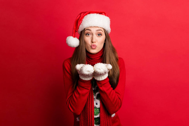 Foto de jovem feliz mulher positiva enviar ar beijo mãos você feriado comemorar isolado no fundo de cor vermelha - Foto, Imagem
