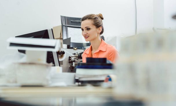Vrouw in drukkerij op de design computer - Foto, afbeelding